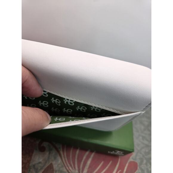 Arbonne Wristlet Wallet White Vegan Embossed Zip Around New In Box - Picture 5 of 9